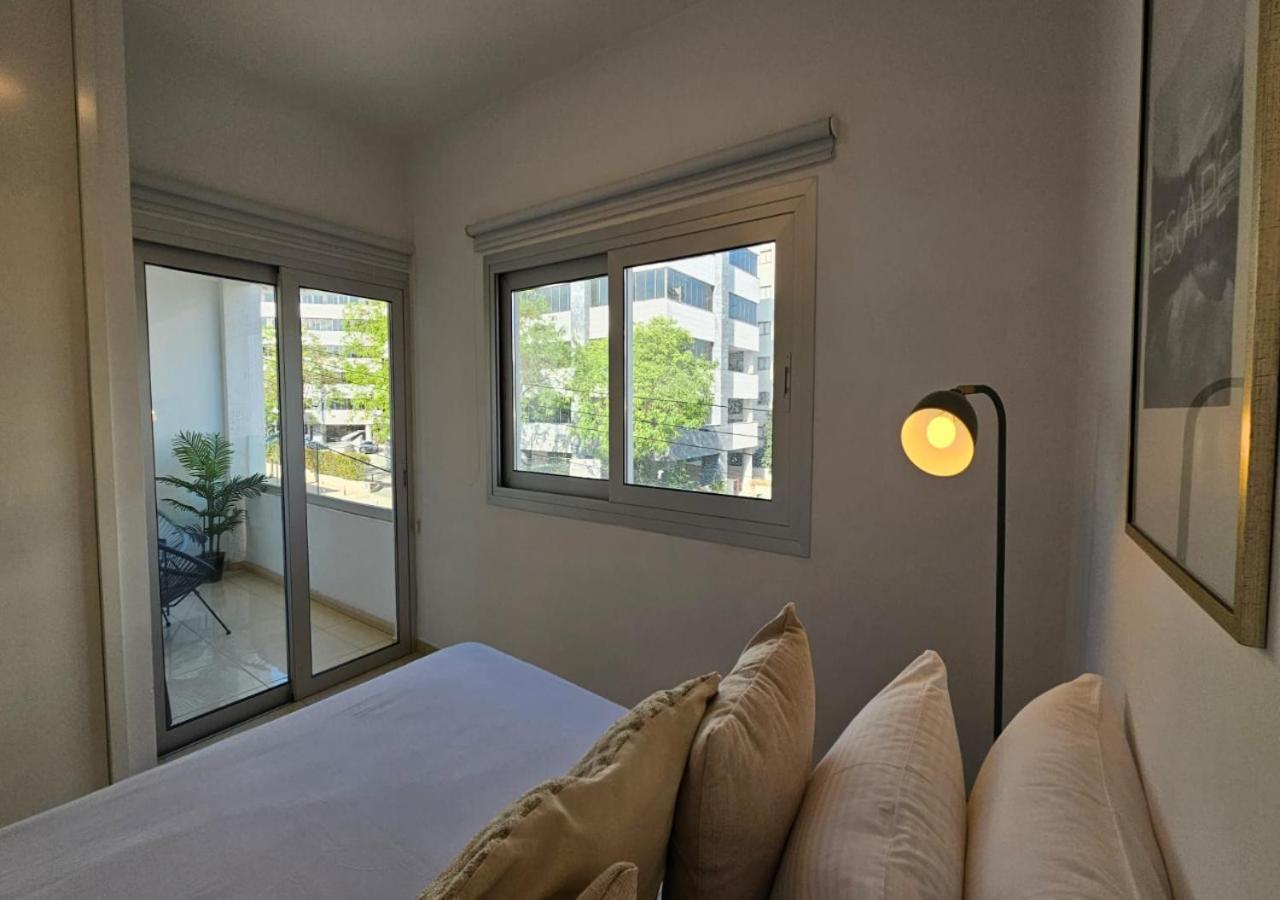 Phaedrus Living: City Centre Luxury Flat Esperidon 201 Nikosia Bagian luar foto