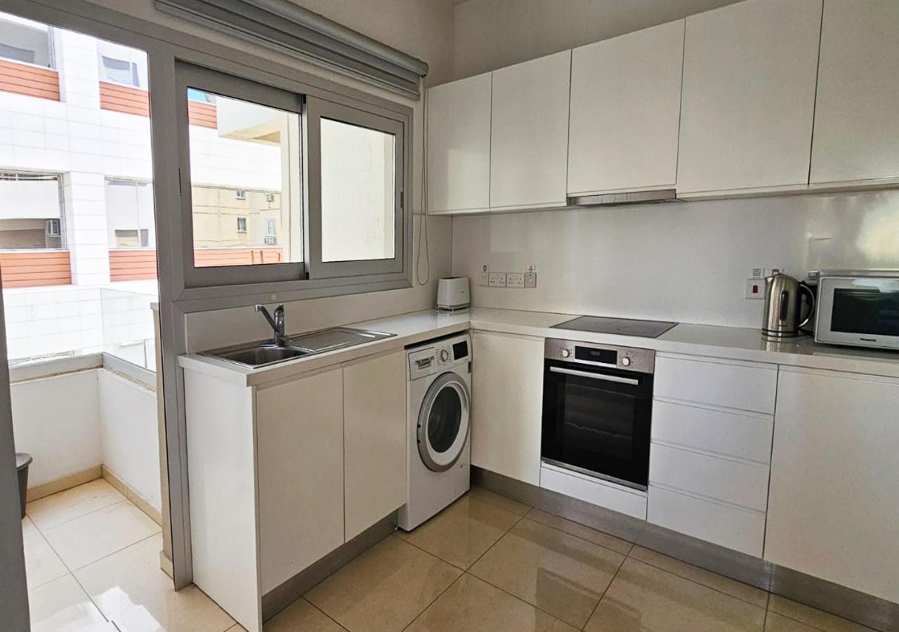 Phaedrus Living: City Centre Luxury Flat Esperidon 201 Nikosia Bagian luar foto