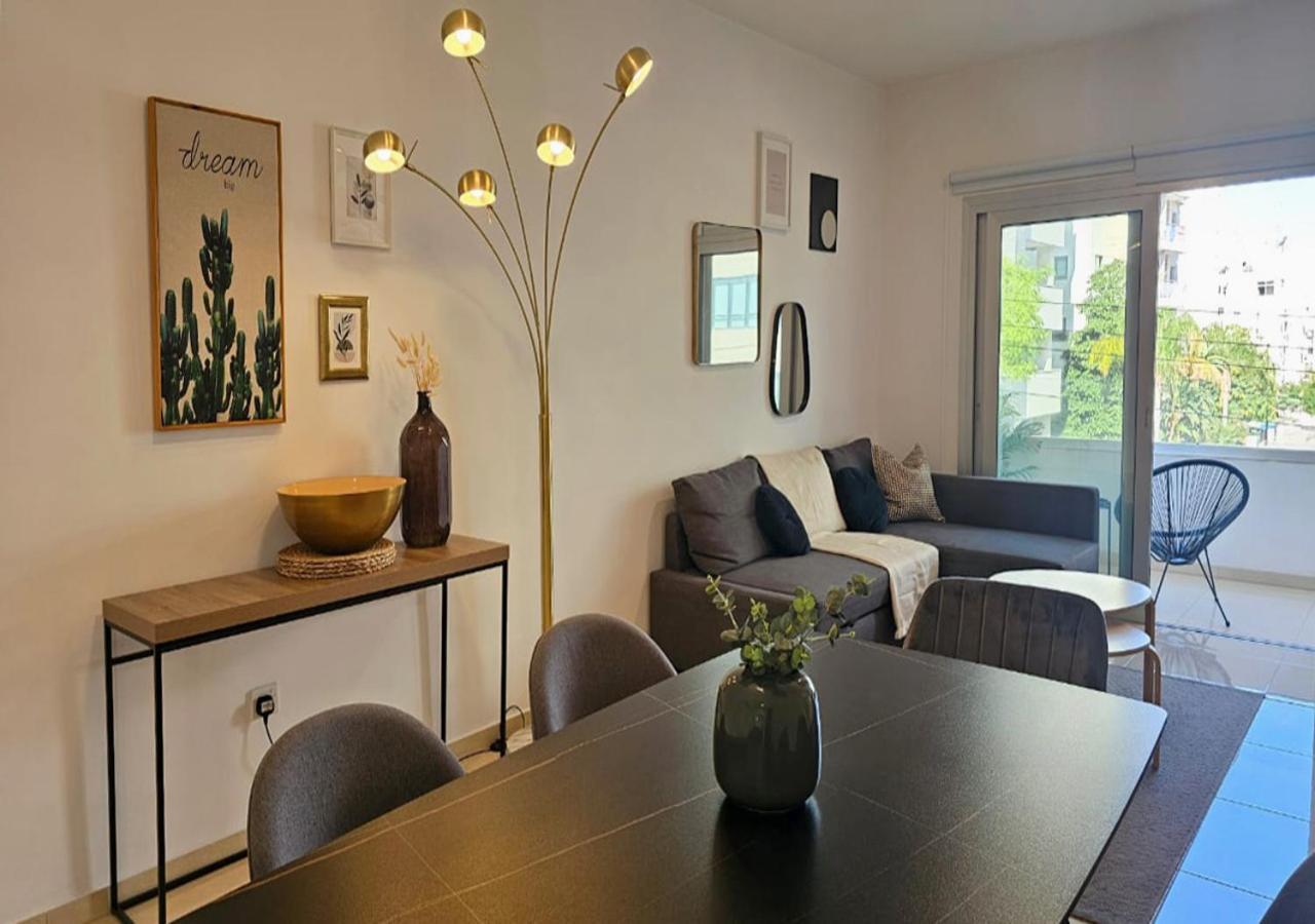 Phaedrus Living: City Centre Luxury Flat Esperidon 201 Nikosia Bagian luar foto